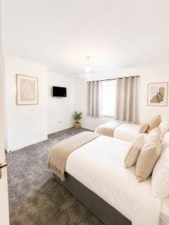 4 Bed House, Large Driveway, Discounted Long Stay - 9
