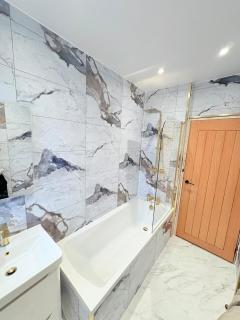 4 Bed House, Large Driveway, Discounted Long Stay - 7
