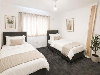 4 Bed House, Large Driveway, Discounted Long Stay - 2