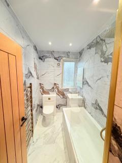 4 Bed House, Large Driveway, Discounted Long Stay - 1