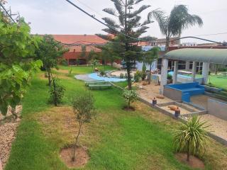 Espace vert avec logement familial et piscine privée terrasse - 9