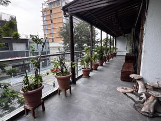 Spacious 3BR Apartment with Large Balcony - 8
