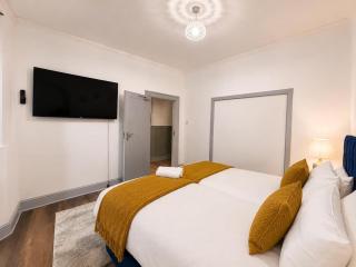 Spacious 5BR Home Sleeps 11 Parking - 8