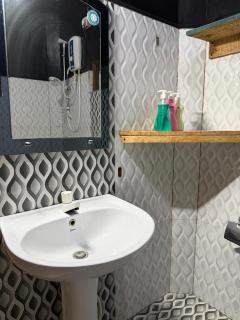 The Travellers Hostel & Private Rooms - 2