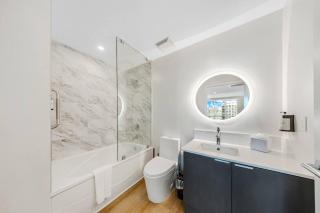 Elegant King Suite, Rooftop Pool, Full Kitchen - 7