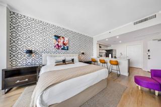 Elegant King Suite, Rooftop Pool, Full Kitchen - 8