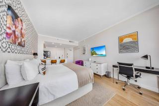 Elegant King Suite, Rooftop Pool, Full Kitchen - 2