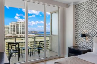 Elegant King Suite, Rooftop Pool, Full Kitchen - 1