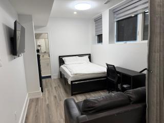 Spacious 3 Bed, 2 Full Bathroom 2 Kitchen - Walk to Kennedy Transit Hub - 9