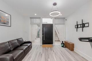 Spacious 3 Bed, 2 Full Bathroom 2 Kitchen - Walk to Kennedy Transit Hub - 8