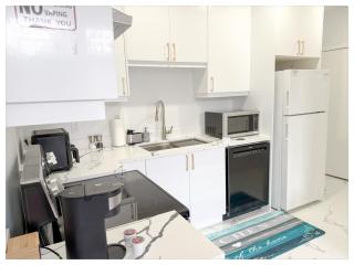 Spacious 3 Bed, 2 Full Bathroom 2 Kitchen - Walk to Kennedy Transit Hub - 2
