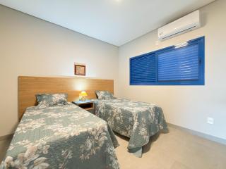 Apartamento 08, 2 qtos, 2 banh, 4 camas, ar, 1 vaga - 2