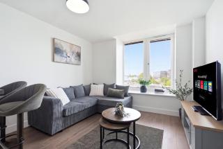 Business-Friendly Apartment, Fast WiFi, Near Coventry Station, Sleeps 2 - 9
