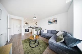 Business-Friendly Apartment, Fast WiFi, Near Coventry Station, Sleeps 2 - 8