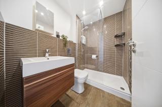 Business-Friendly Apartment, Fast WiFi, Near Coventry Station, Sleeps 2 - 1