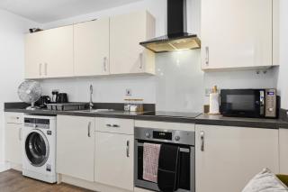 Contractor-Friendly Apartment, Secure Parking, Near Coventry Station, Sleeps 4 - 4