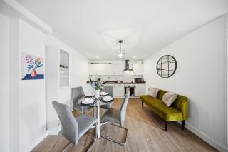Contractor-Friendly Apartment, Secure Parking, Near Coventry Station, Sleeps 4 - 2