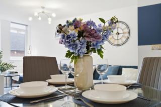 Contractor-Friendly Apartment, Secure Parking, Near Coventry Station, Sleeps 4 - 3
