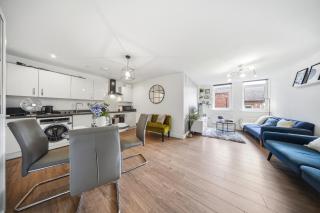 Contractor-Friendly Apartment, Secure Parking, Near Coventry Station, Sleeps 4 - 5