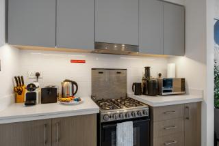 Modern 2BR - Pool - Gym - Walk to Burj Khalifa - 4
