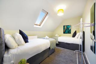 3-Bedroom 5-Bed Flat King Room Free Parking Near Reading & M4 Work Stays - 1