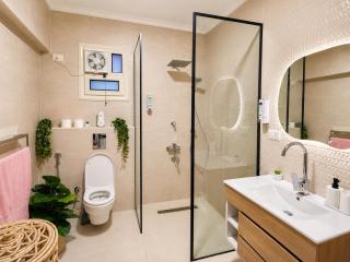 Elegant 2BR Apartment with Garden - 5