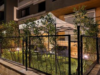 Elegant 2BR Apartment with Garden - 2