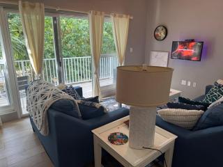 One Bedroom Luxurious Beach Front Villa Pool-Gym-AC Sleeps 5! - 4