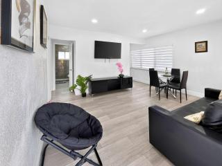 2BR Miami Stay Near Airport with Free Parking - 9