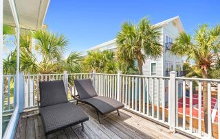Stunning Beach Retreat with Shared Pool Beach Access Large Balcony & Gas Grill - 0