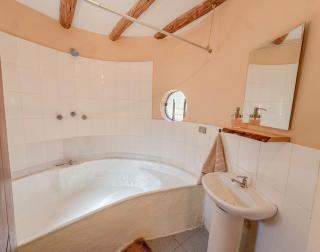 Spacious Studio in Prime Area with Views and Top Wifi - 4