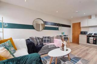 Contemporary Leeds Stay - Sleeps 4 - 8