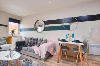 Contemporary Leeds Stay - Sleeps 4 - 2