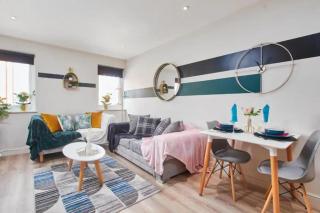 Contemporary Leeds Stay - Sleeps 4 - 1