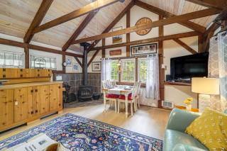 6 Mi to Grandfather Mtn: Lake Cottage w/ Deck - 4