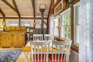 6 Mi to Grandfather Mtn: Lake Cottage w/ Deck - 3