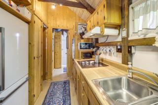 6 Mi to Grandfather Mtn: Lake Cottage w/ Deck - 1