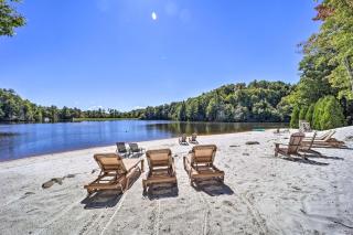 6 Mi to Grandfather Mtn: Lake Cottage w/ Deck - 7