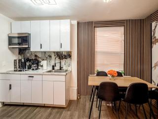 Spacious 3BR Near Manhattan - Sleeps 7 - 6