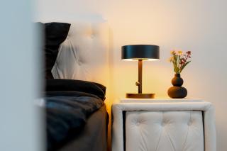 King Bed 2x2m with OLED TV Lift 10 Min to Center - 4