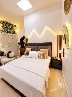 Modern Luxury Beachfront Studio with Pool & Malls - 5