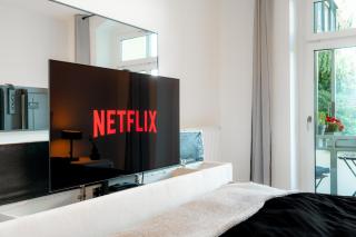 King Bed 2x2m with OLED TV Lift 10 Min to Center - 8