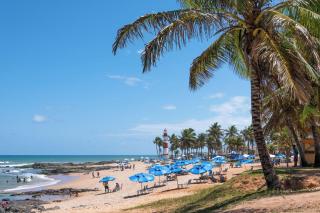 Flat na Praia de Itapuã no Terreo com AR-Condicionado - SEM TAXAS - 0