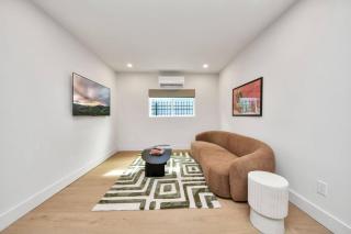 Creative Loft w/ Fast WiFi+Workspace ColorBlock - 9