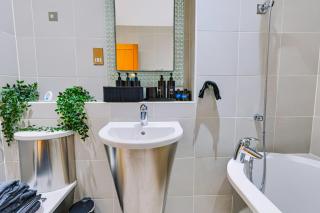 Modern Spacious 2-Bed 2-Bath Cardiff Apt - Free Parking - Contractors and groups - 6
