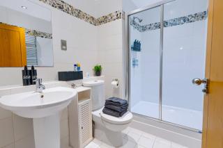 Modern Spacious 2-Bed 2-Bath Cardiff Apt - Free Parking - Contractors and groups - 4