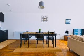 Modern Spacious 2-Bed 2-Bath Cardiff Apt - Free Parking - Contractors and groups - 2