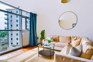 Modern Spacious 2-Bed 2-Bath Cardiff Apt - Free Parking - Contractors and groups - 1