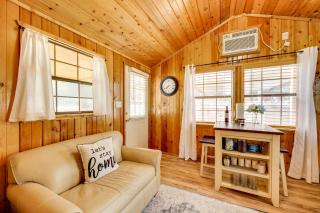 Couples Cabin w/ Luxury Deck, 1 Mi to Canyon Lake! - 0