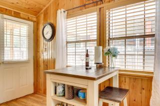 Couples Cabin w/ Luxury Deck, 1 Mi to Canyon Lake! - 6